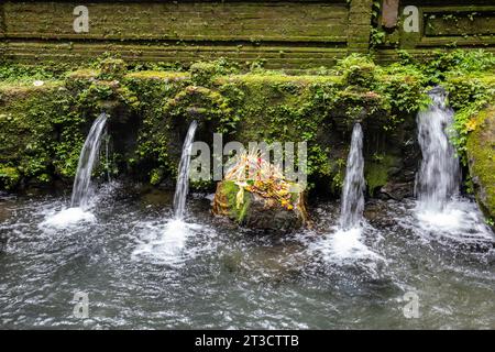 Ein kleiner Tempel, der für heilige Waschungen genutzt wird. Verzaubert und mit Moos bedeckt, mit Opfern, wunderschönen Statuen und vielem mehr. Heilige Quellen und Weihwasser Stockfoto