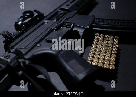 Modernes elegantes Sturmgewehr und Kugel auf grauem Hintergrund in der Schweiz Stockfoto