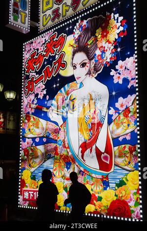 Person, die vor dem Neonschild in Tokio läuft Stockfoto