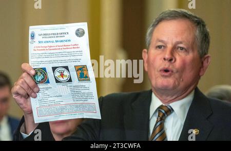 Senator Steve Daines, R-MT, hält während einer Pressekonferenz nach wöchentlichen Caucus-Mittagsessen im US-Kapitol in Washington, DC am Dienstag, den 24. Oktober 2023, ein Geheimdienstpapier. Die Grenzpolizei sollte nach möglichen ausländischen Kämpfern des Israel-Hamas-Konflikts Ausschau halten, die versuchen, die südwestliche Grenze der Vereinigten Staaten zu erreichen. Foto: Pat Benic/UPI Credit: UPI/Alamy Live News Stockfoto