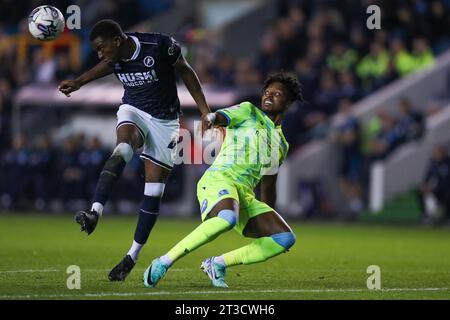 Millwall Wes Harding kämpft um den Ball gegen Niall Ennis der Blackburn Rovers während des SKY Bet EFL Championship Matches von Millwall FC gegen Blackburn Rovers FC in den, London, Großbritannien am 24. Oktober 2023 Credit: Every Second Media/Alamy Live News Stockfoto