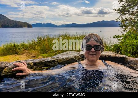 Genießen Sie ein heißes Schwimmbad auf Gandll K'in Gwaay.yaay, (auch bekannt als Hotspring Island), im Gwaii Haanas National Park Reserve, Haida Gwaii, British Columbia, Kanada Stockfoto