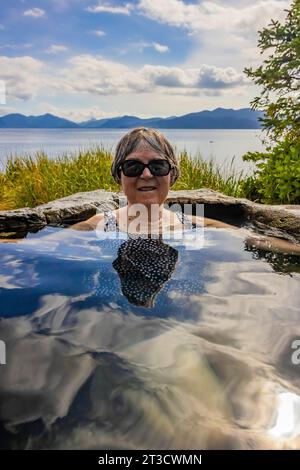 Genießen Sie ein heißes Schwimmbad auf Gandll K'in Gwaay.yaay, (auch bekannt als Hotspring Island), im Gwaii Haanas National Park Reserve, Haida Gwaii, British Columbia, Kanada Stockfoto