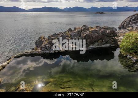 Cliff Pool, eine heiße Quelle auf Gandll K'in Gwaay.yaay, (auch bekannt als Hotspring Island), im Gwaii Haanas National Park Reserve, Haida Gwaii, British Columbia, Cana Stockfoto