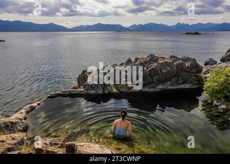 Tauchen Sie ein im Cliff Pool auf Gandll K'in Gwaay.yaay, (auch bekannt als Hotspring Island), im Gwaii Haanas National Park Reserve, Haida Gwaii, British Columbia, Kanada Stockfoto