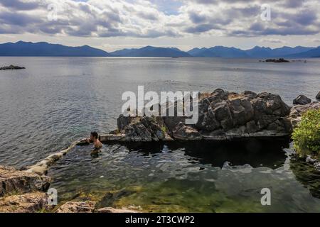 Tauchen Sie ein im Cliff Pool auf Gandll K'in Gwaay.yaay, (auch bekannt als Hotspring Island), im Gwaii Haanas National Park Reserve, Haida Gwaii, British Columbia, Kanada Stockfoto