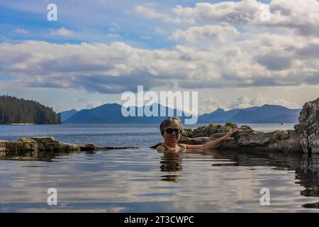 Genießen Sie ein heißes Schwimmbad auf Gandll K'in Gwaay.yaay, (auch bekannt als Hotspring Island), im Gwaii Haanas National Park Reserve, Haida Gwaii, British Columbia, Kanada Stockfoto