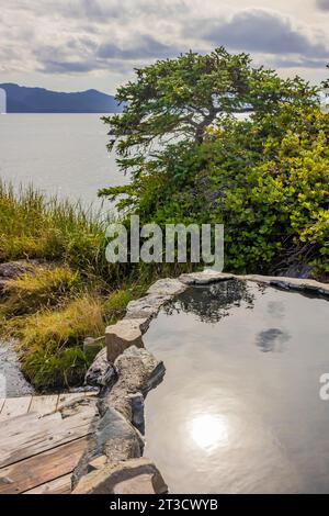 Heißer Pool zum Baden auf Gandll K'in Gwaay.yaay, (auch bekannt als Hotspring Island), im Gwaii Haanas National Park Reserve, Haida Gwaii, British Columbia, Kanada Stockfoto