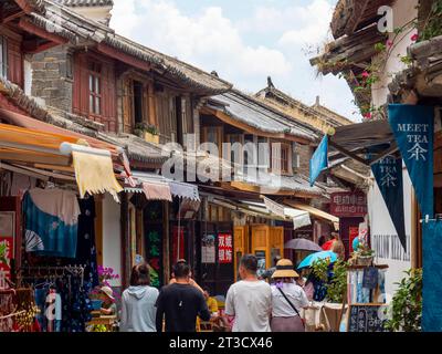 In den Straßen und Gassen der chinesischen Altstadt schlendern Menschen, Xizhou, Yunnan, China Stockfoto