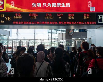 Wartende Passanten am Bahnhof, chinesischer Ticker, Kunming, Yunnan, China Stockfoto