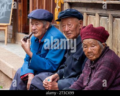 Alte Leute sitzen vor dem Haus, chinesische Rentner, Shaxi, Yunnan, China Stockfoto