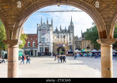 Blick auf den Cathedral Square und Peterborough Kathedrale von der Guildhall (Butter), Peterborough, Cambridgeshire, England, Vereinigtes Königreich Stockfoto