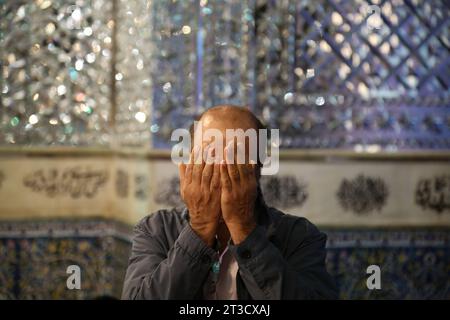 Teheran, Iran. Oktober 2023. Ein iranischer Mann betet während einer Gebetszeremonie, um Solidarität und Unterstützung für Gaza am heiligen Schrein von Imamzade Saleh im Norden Teherans zum Ausdruck zu bringen. (Kreditbild: © Rouzbeh Fouladi/ZUMA Press Wire) NUR REDAKTIONELLE VERWENDUNG! Nicht für kommerzielle ZWECKE! Stockfoto