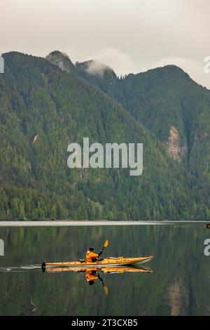 Frau Kajakfahren in der schwimmenden Lodge der Moresby Explorers im Gwaii Haanas National Park Reserve, Haida Gwaii, British Columbia, Kanada [kein Model r Stockfoto