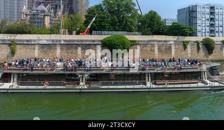 Ausflugsboot mit Touristen auf der seine, Paris, Frankreich Stockfoto