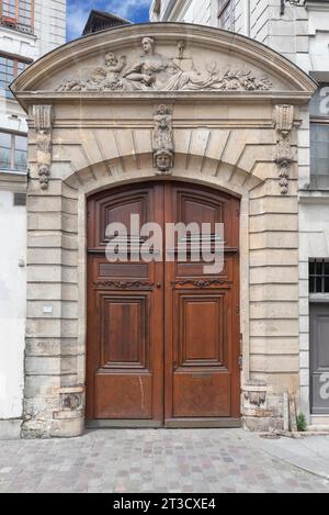 Dekoratives Eingangsportal des Hotels de Laffemas, 21 rue Saint-Julien le pauvre, Paris, Frankreich Stockfoto