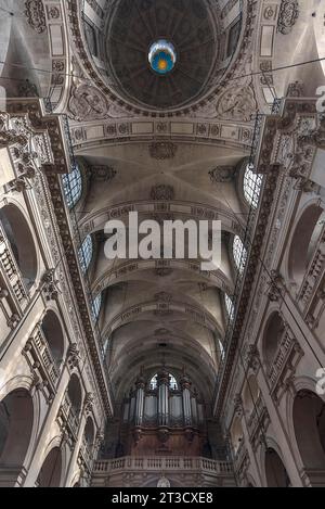 Kuppel, Gewölbe und Orgelloft der Saint Paul Saint Louis Kirche, erbaut 1627 bis 1641, Rue St. Antoine, Paris, Frankreich Stockfoto