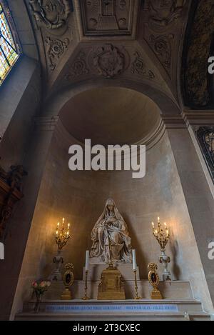 Skulptur der Jungfrau Maria im Seitenaltar der Kirche Saint Paul Saint Louis, erbaut 1627 bis 1641, Rue St. Antoine, Paris, Frankreich Stockfoto