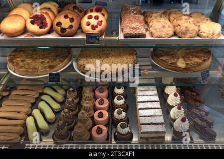 Patisserie in einer traditionellen französischen Bäckerei und Patisserie, Paris, Frankreich Stockfoto