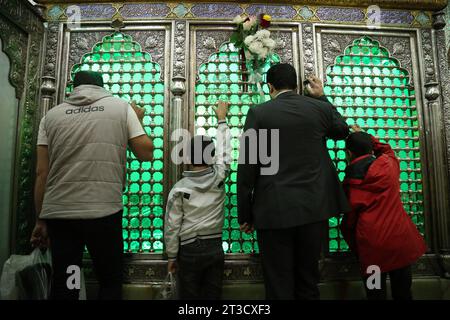 Teheran, Iran. Oktober 2023. Iranische Männer beten während einer Gebetszeremonie am heiligen Grab, um Solidarität und Unterstützung für Gaza am heiligen Schrein von Imamzade Saleh im Norden Teherans zum Ausdruck zu bringen. (Kreditbild: © Rouzbeh Fouladi/ZUMA Press Wire) NUR REDAKTIONELLE VERWENDUNG! Nicht für kommerzielle ZWECKE! Stockfoto