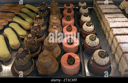 Patisserie in einer traditionellen französischen Bäckerei und Patisserie, Paris, Frankreich Stockfoto