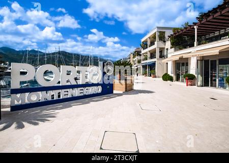 Luxusläden, Marina Porto Montenegro, Tivat, Bucht von Kotor, Provinz Tivat, Montenegro Stockfoto