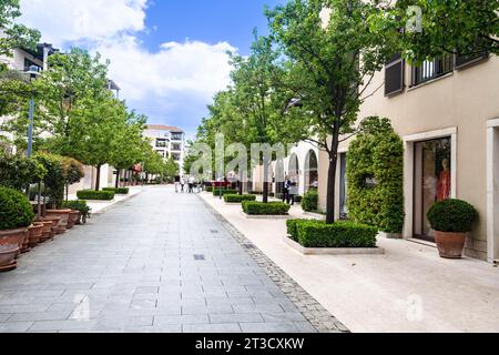 Luxusläden, Marina Porto Montenegro, Tivat, Bucht von Kotor, Provinz Tivat, Montenegro Stockfoto