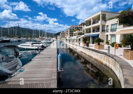 Luxusläden, Marina Porto Montenegro, Tivat, Bucht von Kotor, Provinz Tivat, Montenegro Stockfoto