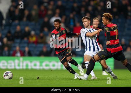 West Bromwich, Großbritannien. Oktober 2023. QPR #22, Kenneth Paal und Chris Willock kämpfen mit Jayson Molumby von West Bromwich Albion während des EFL Sky Bet Championship Matches zwischen West Bromwich Albion und Queens Park Rangers am 24. Oktober 2023. Foto von Stuart Leggett. Nur redaktionelle Verwendung, Lizenz für kommerzielle Nutzung erforderlich. Keine Verwendung bei Wetten, Spielen oder Publikationen eines einzelnen Clubs/einer Liga/eines Spielers. Quelle: UK Sports Pics Ltd/Alamy Live News Stockfoto