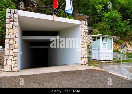 Eintritt zur Lipa-Höhle, Lipska pecina, Cetinje, Montenegro Stockfoto