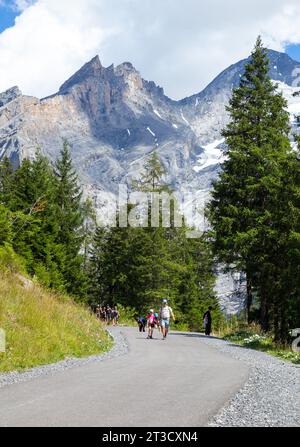 Kandersteg, Schweiz–Aug 3,2023: Weiße wandern in den Alpen mit Schneebergen und Kiefern Stockfoto