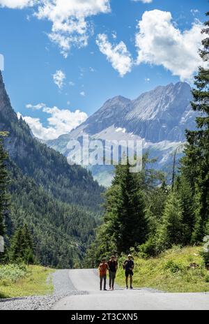 Kandersteg, Schweiz–Aug 3,2023: Indianer wandern in den Alpen mit Schneemügeln und Kiefern Stockfoto