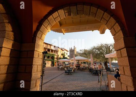 Blick durch die Arkaden der Piazza Calderiini und der Burg Scaliger, Torri del Benaco, Ostufer des Gardasees, Provinz Verona, Italien Stockfoto