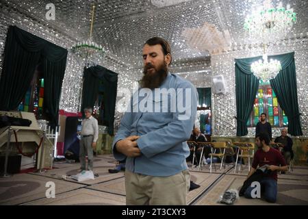 Teheran, Iran. Oktober 2023. Ein sunnitischer muslimischer Mann betet während einer Gebetszeremonie, um Solidarität und Unterstützung für Gaza am heiligen Schrein von Imamzade Saleh im Norden Teherans zum Ausdruck zu bringen. (Kreditbild: © Rouzbeh Fouladi/ZUMA Press Wire) NUR REDAKTIONELLE VERWENDUNG! Nicht für kommerzielle ZWECKE! Stockfoto