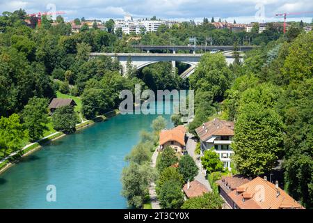 Aus der Vogelperspektive des Aare saphirblauen Flusses mit Brücke, Bern, Schweiz Stockfoto