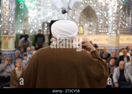 Teheran, Iran. Oktober 2023. Ein iranischer Geistlicher hält eine Gebetsrede während einer Gebetszeremonie, um Solidarität und Unterstützung für Gaza am heiligen Schrein von Imamzade Saleh im Norden Teherans zum Ausdruck zu bringen. (Kreditbild: © Rouzbeh Fouladi/ZUMA Press Wire) NUR REDAKTIONELLE VERWENDUNG! Nicht für kommerzielle ZWECKE! Stockfoto
