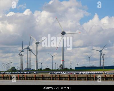 Windräder im Windpark, neue Autos für die Autoladung am Außenhafen Emden, Ostfriesland, Niedersachsen, Deutschland Stockfoto
