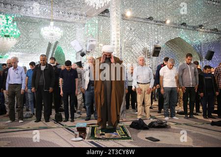 Teheran, Iran. Oktober 2023. Iranische Männer beten während einer Gebetszeremonie, um Solidarität und Unterstützung für Gaza am heiligen Schrein von Imamzade Saleh im Norden Teherans zum Ausdruck zu bringen. (Kreditbild: © Rouzbeh Fouladi/ZUMA Press Wire) NUR REDAKTIONELLE VERWENDUNG! Nicht für kommerzielle ZWECKE! Stockfoto