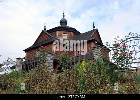 Ivano Frankivsk, Ukraine. Oktober 2023. IWANO-FRANKIWSK REGION, UKRAINE - 22. OKTOBER 2023 - die Kirche St. Michael der Erzengel im Dorf Kozyna, Region Iwano-Frankiwsk, Westukraine Credit: Ukrinform/Alamy Live News Stockfoto