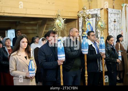Ivano Frankivsk, Ukraine. Oktober 2023. REGION IWANO-FRANKIWSK, UKRAINE - 22. OKTOBER 2023 - Teilnahme am heiligen Gottesdienst in der Kirche St. Michael der Erzengel im Dorf Kozyna, Region Iwano-Frankiwsk, Westukraine Credit: Ukrinform/Alamy Live News Stockfoto