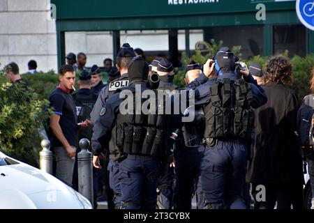 Die Polizei ist während der Demonstration wachsam. Mehr als tausend Menschen mobilisierten sich während einer Kundgebung, die am 22. Oktober 2023 in La Porte d’Aix in Marseille organisiert wurde, um Gaza zu unterstützen. Stockfoto