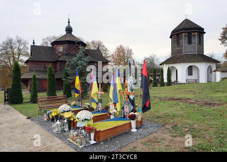 Ivano Frankivsk, Ukraine. Oktober 2023. REGION IWANO-FRANKIWSK, UKRAINE - 22. OKTOBER 2023 - Gräber ukrainischer Soldaten, die im russisch-ukrainischen Krieg getötet wurden, sind vor der Kirche der St. Michael der Erzengel im Dorf Kozyna, Region Iwano-Frankiwsk, Westukraine Credit: Ukrinform/Alamy Live News Stockfoto
