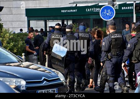 Die Polizei ist während der Demonstration wachsam. Mehr als tausend Menschen mobilisierten sich während einer Kundgebung, die am 22. Oktober 2023 in La Porte d’Aix in Marseille organisiert wurde, um Gaza zu unterstützen. Stockfoto