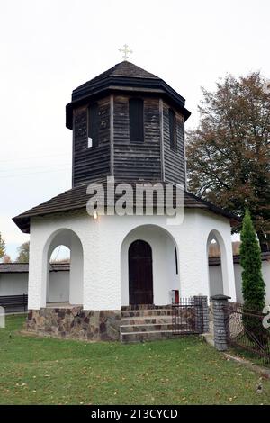 Ivano Frankivsk, Ukraine. Oktober 2023. REGION IWANO-FRANKIWSK, UKRAINE - 22. OKTOBER 2023 - Glockenturm der Kirche St. Michael der Erzengel im Dorf Kozyna, Region Iwano-Frankiwsk, Westukraine Credit: Ukrinform/Alamy Live News Stockfoto