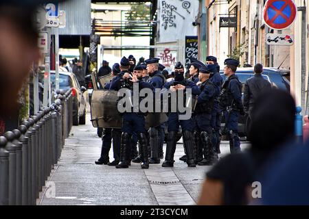 Die Polizei ist während der Demonstration wachsam. Mehr als tausend Menschen mobilisierten sich während einer Kundgebung, die am 22. Oktober 2023 in La Porte d’Aix in Marseille organisiert wurde, um Gaza zu unterstützen. Stockfoto