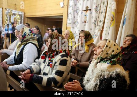 Ivano Frankivsk, Ukraine. Oktober 2023. REGION IWANO-FRANKIWSK, UKRAINE - 22. OKTOBER 2023 - Teilnahme am heiligen Gottesdienst in der Kirche St. Michael der Erzengel im Dorf Kozyna, Region Iwano-Frankiwsk, Westukraine Credit: Ukrinform/Alamy Live News Stockfoto