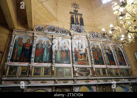Ivano Frankivsk, Ukraine. Oktober 2023. IWANO-FRANKIWSK REGION, UKRAINE - 22. OKTOBER 2023 - die Ikonostase in der Kirche St. Michael der Erzengel im Dorf Kozyna, Region Iwano-Frankiwsk, Westukraine Credit: Ukrinform/Alamy Live News Stockfoto