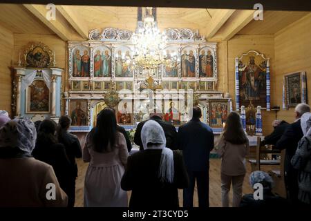 Ivano Frankivsk, Ukraine. Oktober 2023. REGION IWANO-FRANKIWSK, UKRAINE - 22. OKTOBER 2023 - Teilnahme am heiligen Gottesdienst in der Kirche St. Michael der Erzengel im Dorf Kozyna, Region Iwano-Frankiwsk, Westukraine Credit: Ukrinform/Alamy Live News Stockfoto