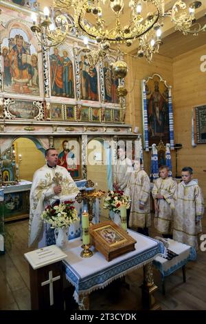 Ivano Frankivsk, Ukraine. Oktober 2023. REGION IWANO-FRANKIWSK, UKRAINE - 22. OKTOBER 2023 - Teilnahme am heiligen Gottesdienst in der Kirche St. Michael der Erzengel im Dorf Kozyna, Region Iwano-Frankiwsk, Westukraine Credit: Ukrinform/Alamy Live News Stockfoto