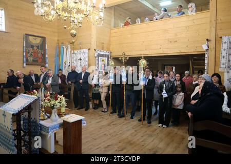 Ivano Frankivsk, Ukraine. Oktober 2023. REGION IWANO-FRANKIWSK, UKRAINE - 22. OKTOBER 2023 - Teilnahme am heiligen Gottesdienst in der Kirche St. Michael der Erzengel im Dorf Kozyna, Region Iwano-Frankiwsk, Westukraine Credit: Ukrinform/Alamy Live News Stockfoto